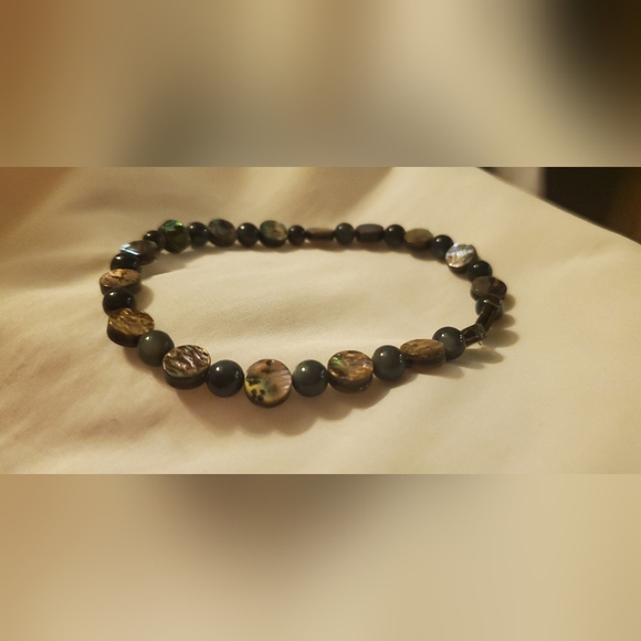 Shell Handmade Stretch Bracelet - Picture 3 of 7